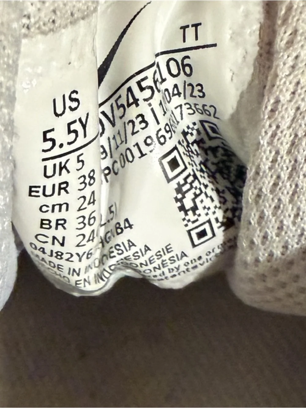 Nike men’s Cream/White Low-Top Sneakers